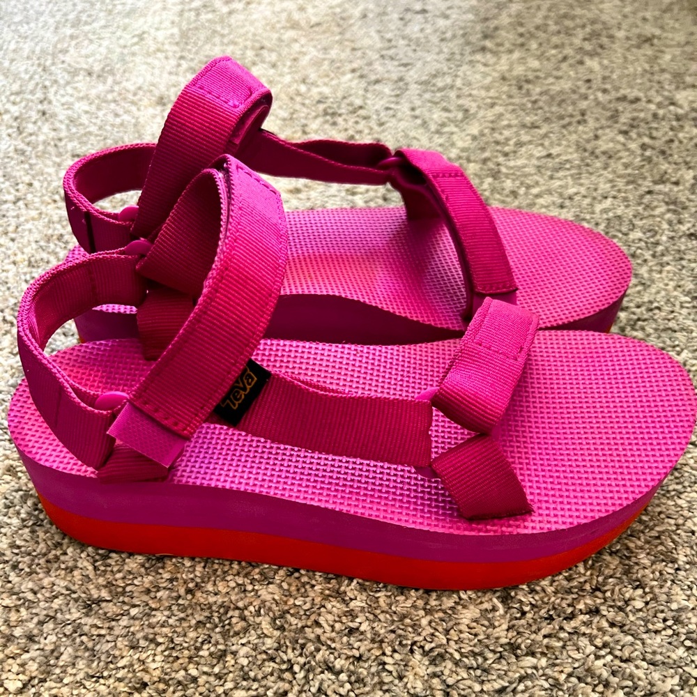 TEVA Flatform Universal 
Hot Pink
Size 8